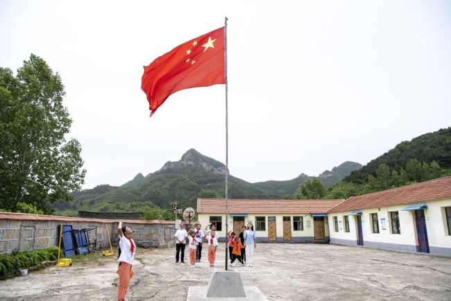 6月2日，位于山西省陵川县古郊乡的马武寨寄宿制小学举行升旗仪式。这所“麻雀小学”只有7名学生，是方圆几十公里内唯一的学校。新华社记者 杨晨光 摄