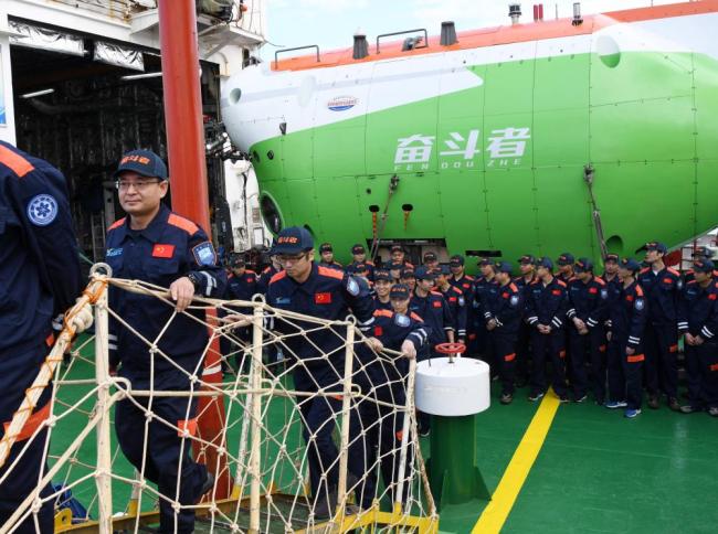 11月28日，在海南省三亚市南山港，在马里亚纳海沟成功实现10909米坐底纪录的“奋斗者”号载人潜水器随“探索一号”科考船胜利返航。 新华社记者 陈凯姿 摄