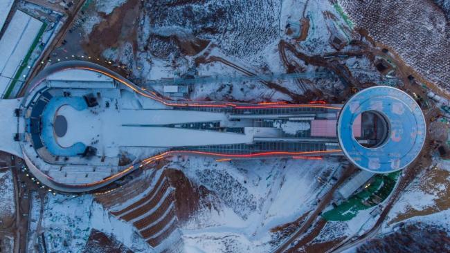  △2020年12月19日，河北张家口，雪后的冬奥会国家跳台滑雪中心“雪如意”。即将到来的2022冬奥会促进京津冀三地经济社会协同发展，产生了1+1+1>3的效果。
