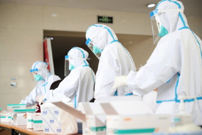 上海各大医院全院全员核酸检测 院方新开辟多个紧急核酸检测点