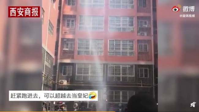 陕西新人结婚当天出现小龙卷风 网友：爱情来的太快就像龙卷风！