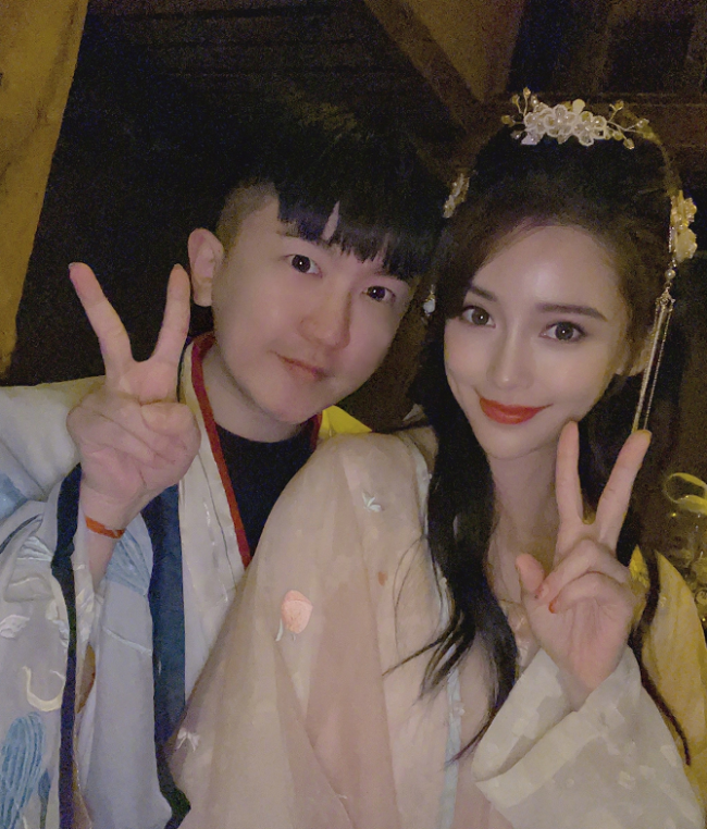 黄晓明为baby庆生后 俩人罕见“同框”零交流