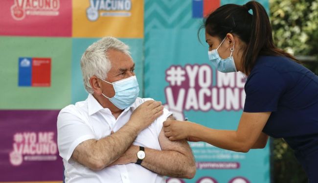 智利总统皮涅拉及卫生部长帕里斯接种第二剂中国新冠疫苗