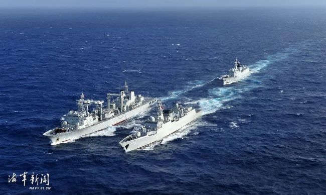 海军版硬核“龙抬头”：舰炮怒吼，火龙喷薄而出