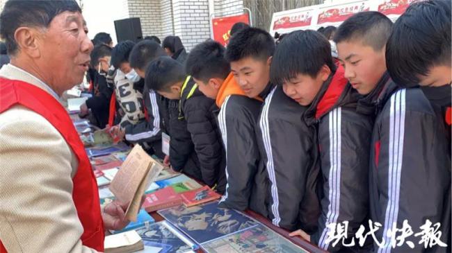 花甲老人打造“移动党史馆”，藏品有8000多件