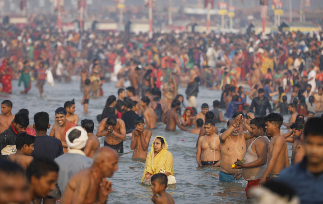 印度逾28万人赴恒河沐浴朝圣 查出超百人感染新冠