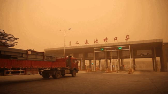 内蒙古锡林郭勒盟多地出现沙尘暴天气
