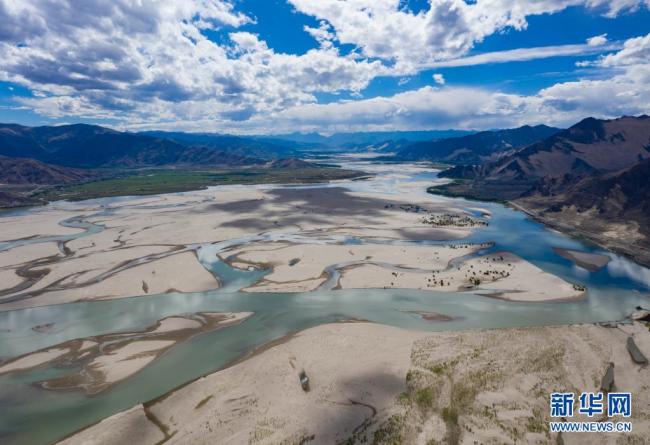 西藏“母亲河”沿岸造起“绿色长廊”