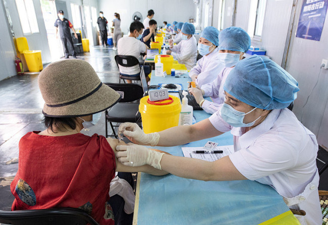 2021年6月20日，市民在北京市一处疫苗接种点接种新冠疫苗。（图源：中新社）_副本.jpg