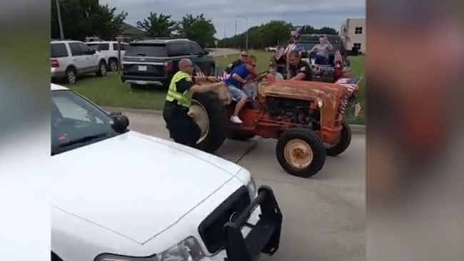 美国61岁老妇开拖拉机冲撞游行队伍 被警方逮捕