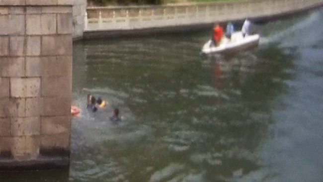 10秒生死营救！北京四名特警跳入河中托起轻生女子