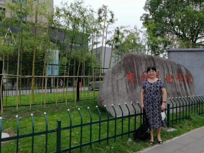 70岁奶奶拿到中国美院双学位，还要接着读书