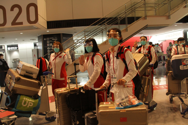 7月18日晚，中国女子曲棍球队抵达东京成田机场。