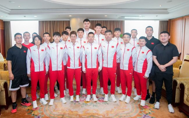 中国三人篮球队出发，高诗岩期待为国争光