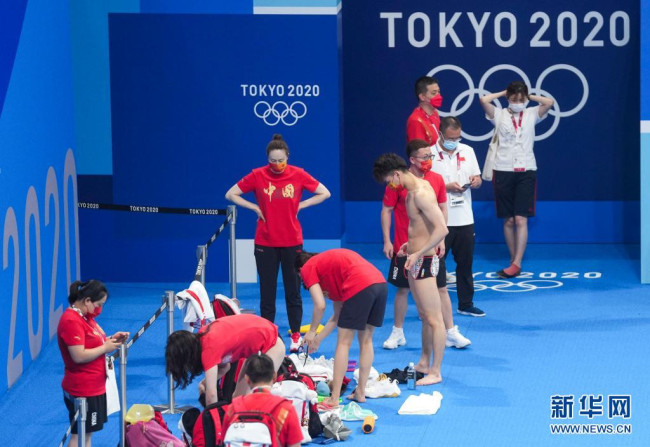 7月21日，中国游泳队队员徐嘉余（左）准备进行训练。