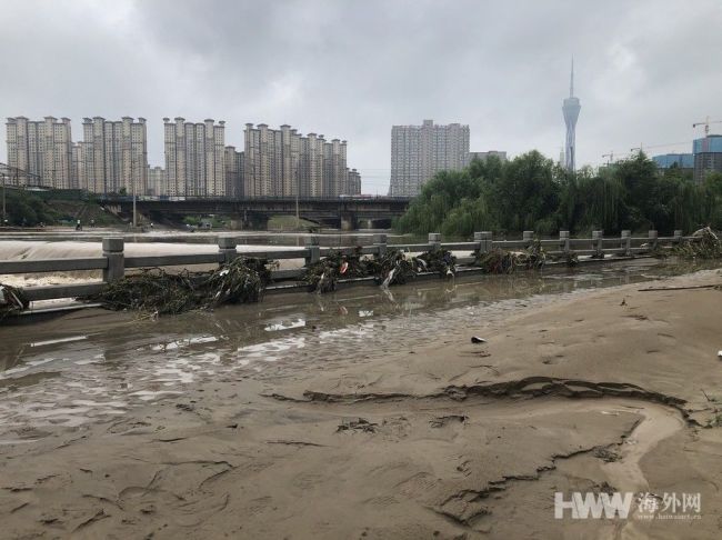 郑州强降雨暂停 路面积水慢慢消退 市民生活逐渐恢复