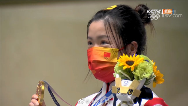 可爱！奥运首金获得者杨倩在领奖台上比心