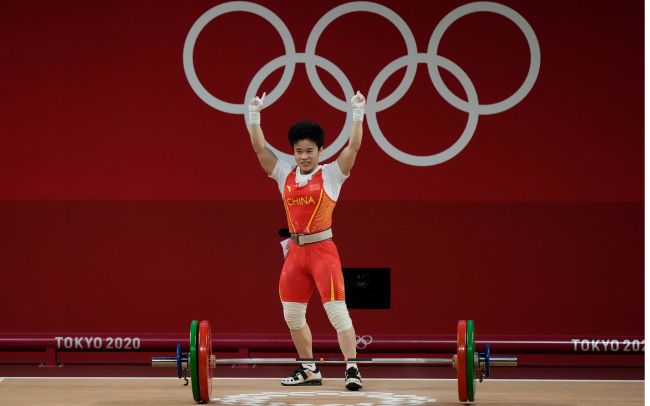 举重女子49公斤级决赛 侯志慧创三项奥运纪录夺冠
