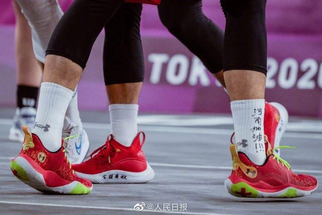 中国三人男篮队员袜子上写“河南加油”