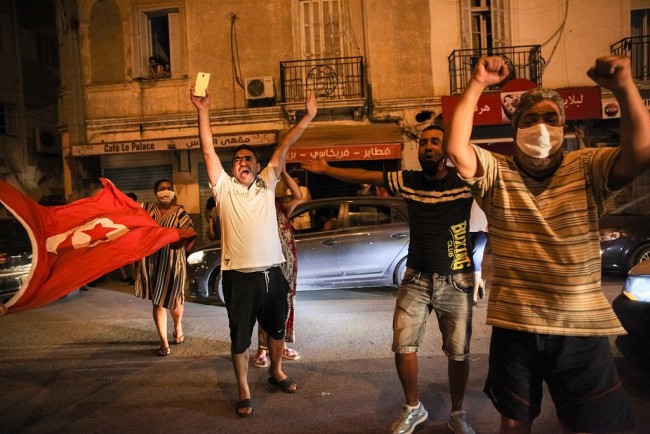 突尼斯总统宣布解除总理职务 民众在街头庆祝