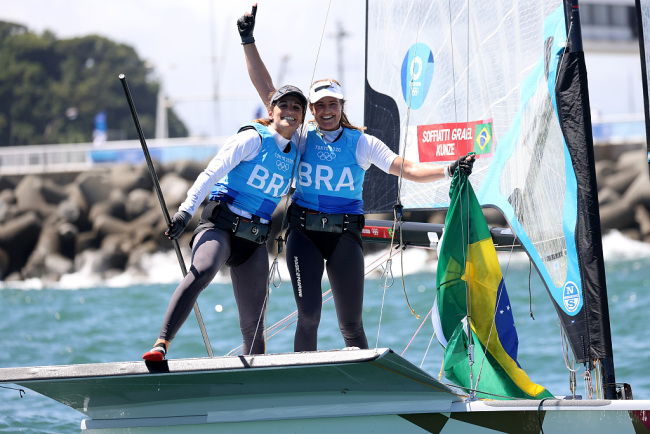 巴西帆船赛选手庆祝夺冠时翻船 2人双双落水