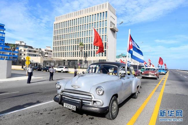 古巴青年举行反美封锁游行