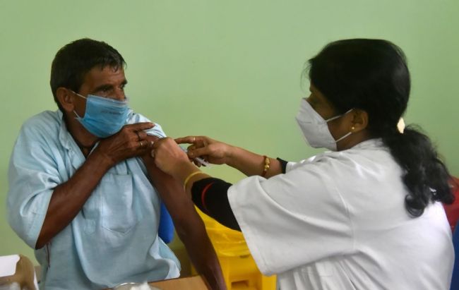 印度新增确诊超3.8万例 第三波疫情暴发迹象显现
