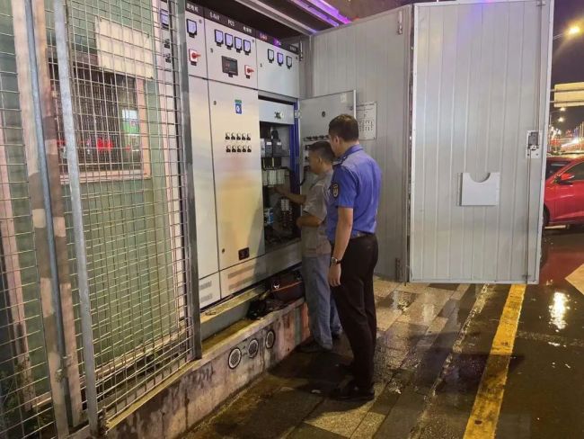 ▲东莞大朗城管分局对路灯熄灭时间进行调整。受访者供图