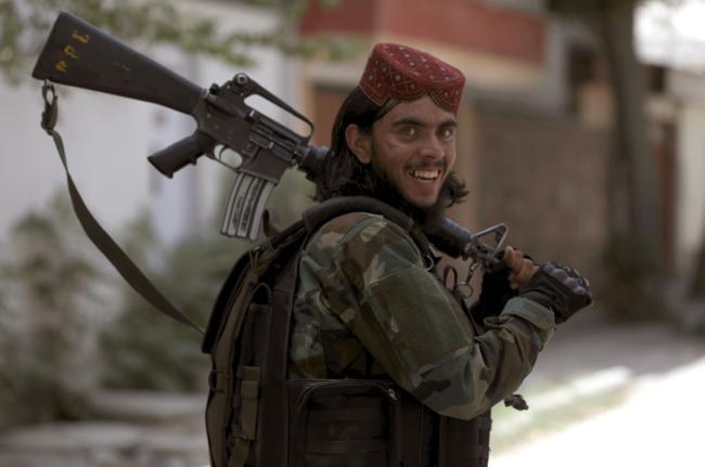 大换装！塔利班士兵扛起美式突击步枪