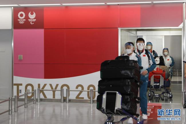 中国残奥代表团首批队伍抵达东京