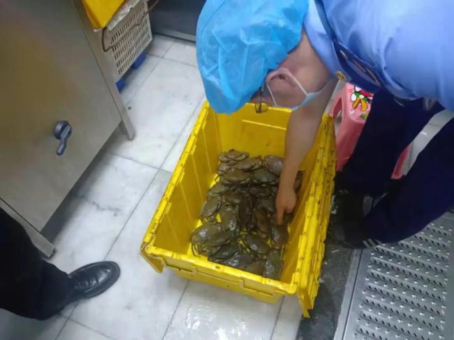 杭州市场监管部门突击检查“胖哥俩肉蟹煲”