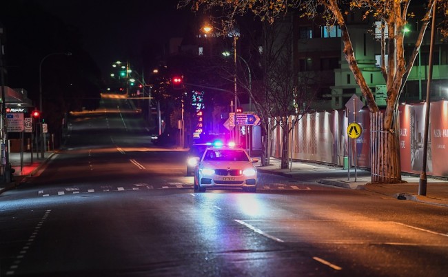 澳洲悉尼实行宵禁 警车夜色中巡逻