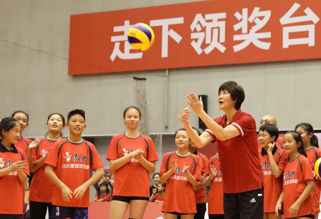 郎平宣布卸任中国女排主教练：无愧于心