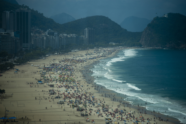 巴西累计新冠确诊病例超2100万例 民众聚集海滩度假
