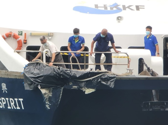 香港一渡轮在码头疑因浪急碰撞石墩 致7人受伤