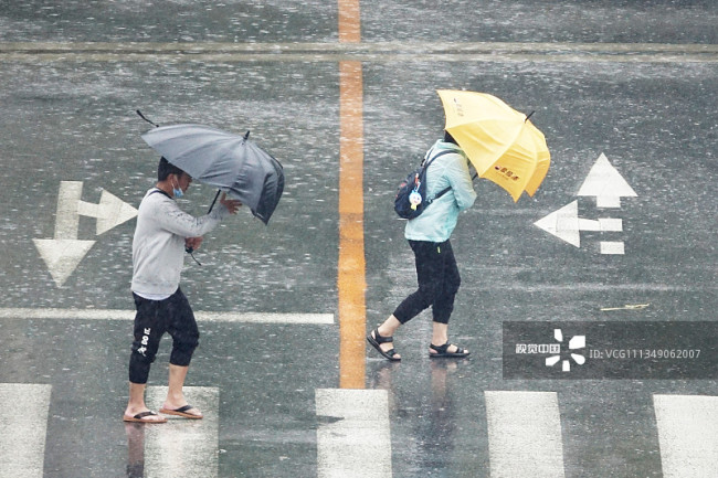 大连遭遇强风雨