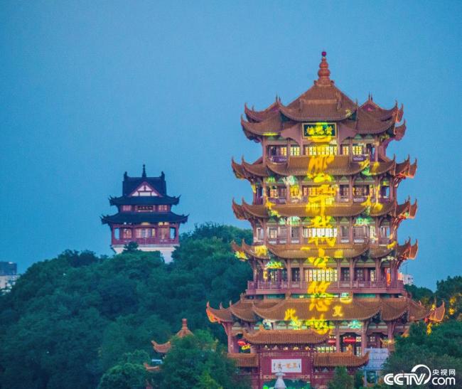 武汉长江四岸开启中秋节灯光秀