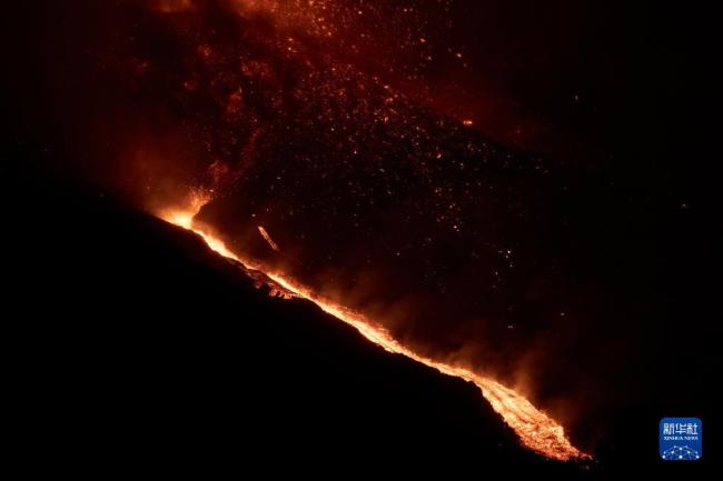 拉帕尔马岛火山持续喷发