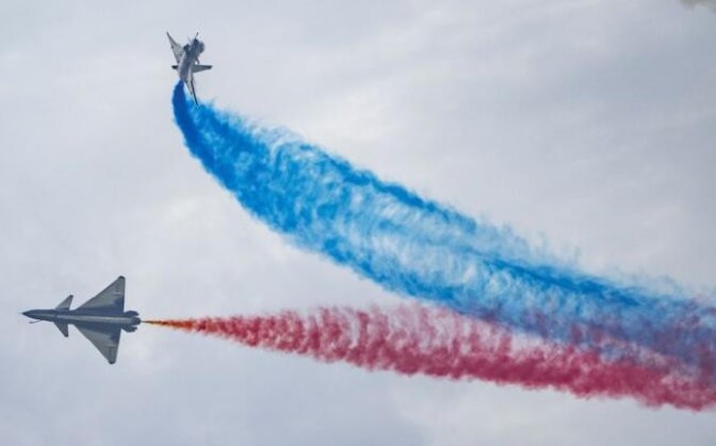 八一飞行表演队进行高难度特技飞行表演。