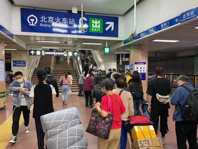 又加了一部扶梯！北京站地铁站增第二部扶梯，乘客不用再爬楼了