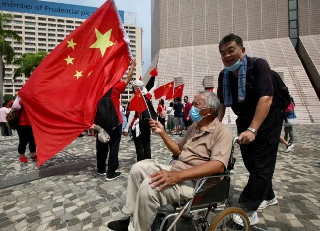 国庆第一天，香港大街小巷披上了“中国红”