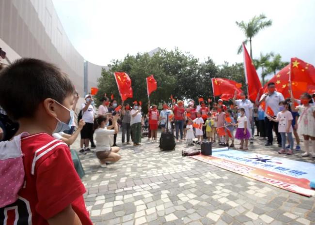 香港现30米巨型五星红旗，大街小巷披上了“中国红”