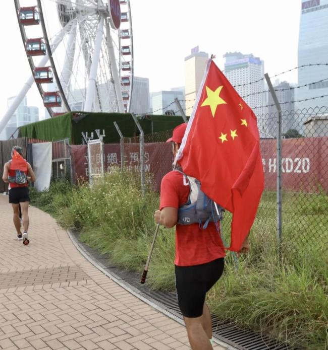 香港现30米巨型五星红旗，大街小巷披上了“中国红”