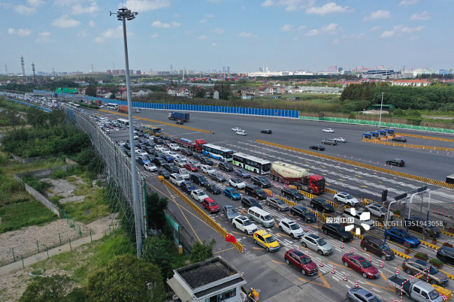 国庆返程客流提前 上海绕城高速出现车流长龙编辑图片素材-ID:1351943058
