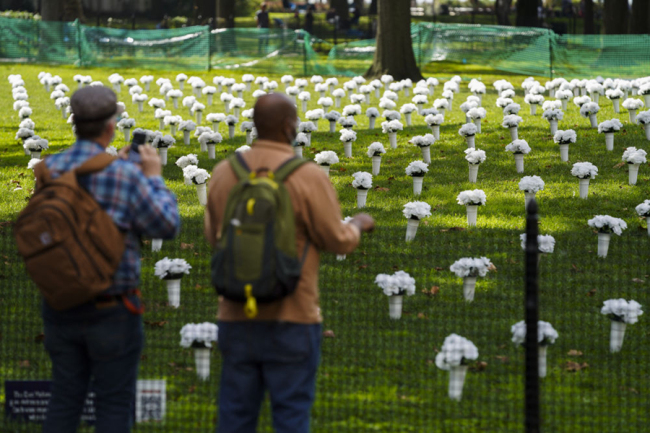 全球连线丨美国纽约：白色瓶花悼念枪支暴力遇难者