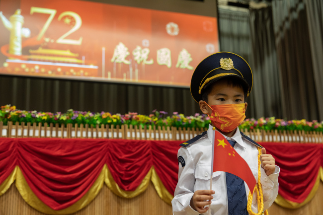 明年起香港中小学每天升国旗，每周举行升旗仪式