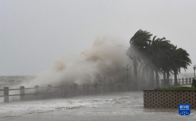 10月13日，在海口市美丽沙路附近的海边，巨浪拍击海岸。
