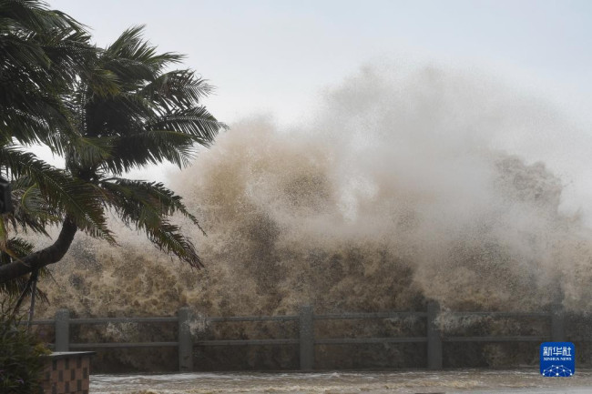 台风“圆规”持续加强 登陆最大风力或达13级