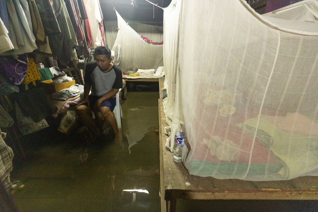 泰国爆发洪水 居民家中被淹没