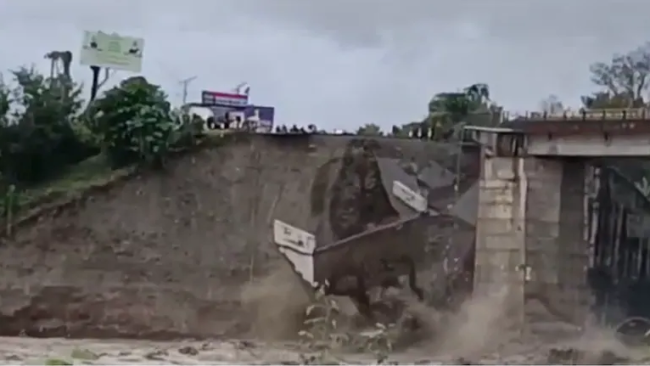 印度北部暴雨冲垮桥梁淹没街道 一天造成5死2伤